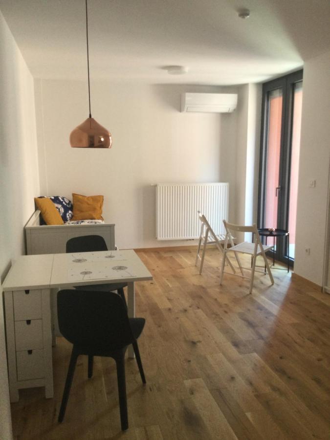 Lovely Studio Appartment With Patio Near The Sea โคเปร์ ภายนอก รูปภาพ